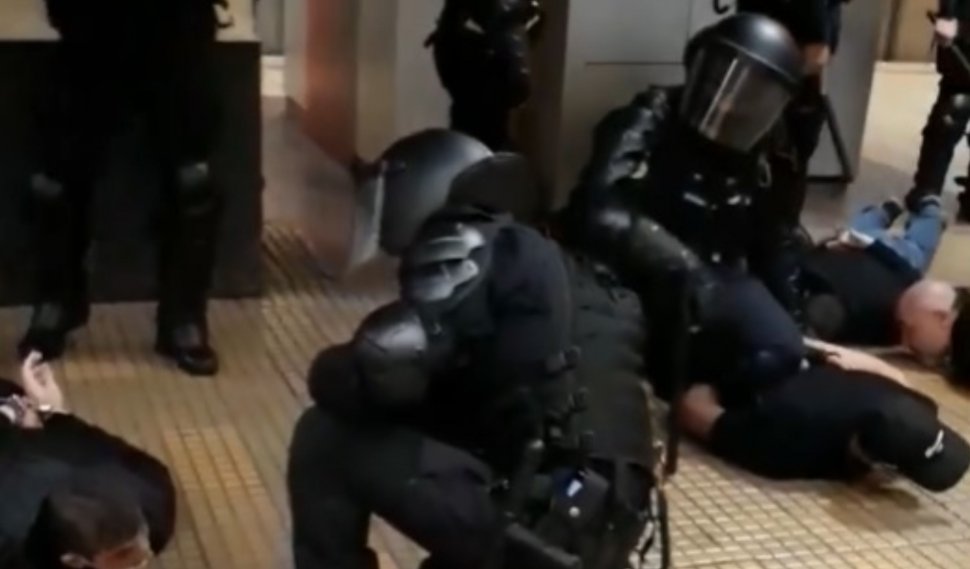 Reacţia suporterilor după scandalul de la metrou: Jandarmeria face, din nou, abuzuri! 