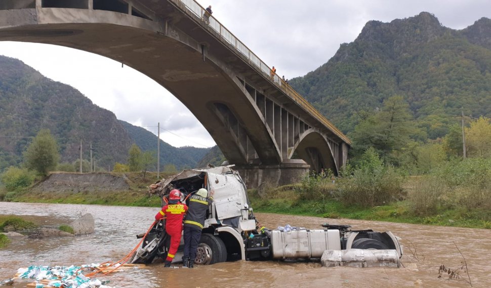 Moarte groaznică pentru un șofer de TIR. S-a prăbușit de la înălțime cu mastodontul în albia râului 