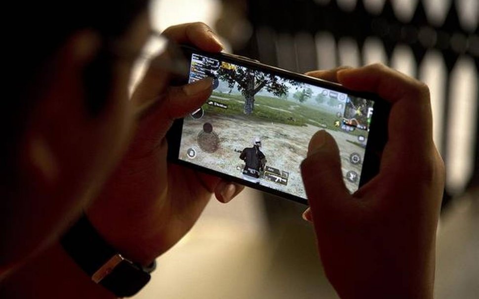 Un copil de 12 ani a murit după ce s-a jucat ore în șir un joc video pe telefon, pe care îl joacă milioane de tineri în toată lumea