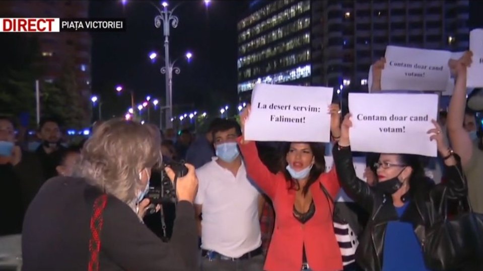 Imagini de la protestul HoReCa din Piaţa Victoriei: ''Restaurantele sunt puse la zid!''