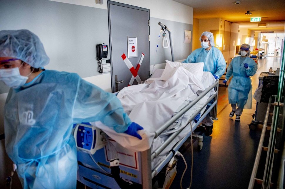 Specialiștii angajați în starea de urgență în spitale, dați afară: ”Guvern PNL e iresponsabil, nu îi pasă de pacienți”