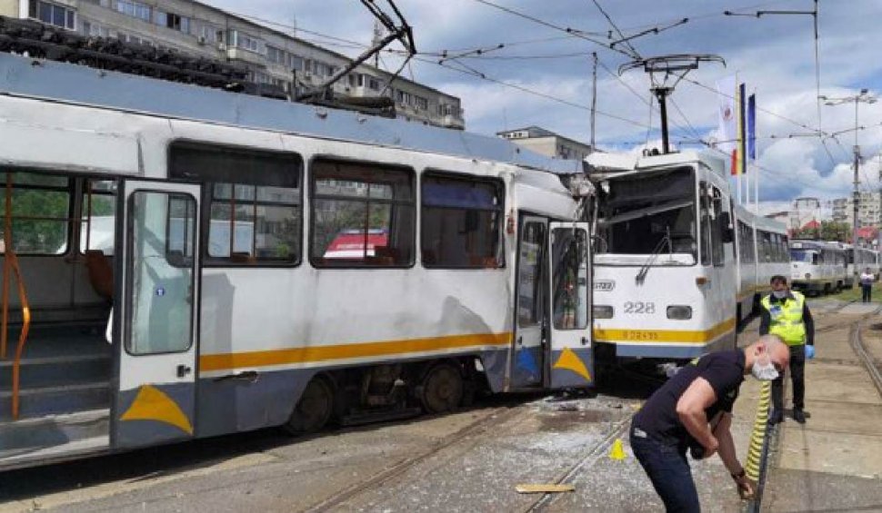 Două tramvaie care circulau pe același sens s-au ciocnit în București