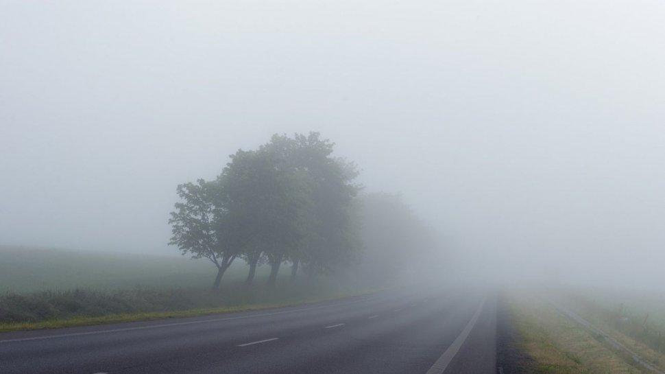 Atenţie, şoferi! Sudul ţării este învăluit de ceaţă groasă. Care sunt judeţele vizate