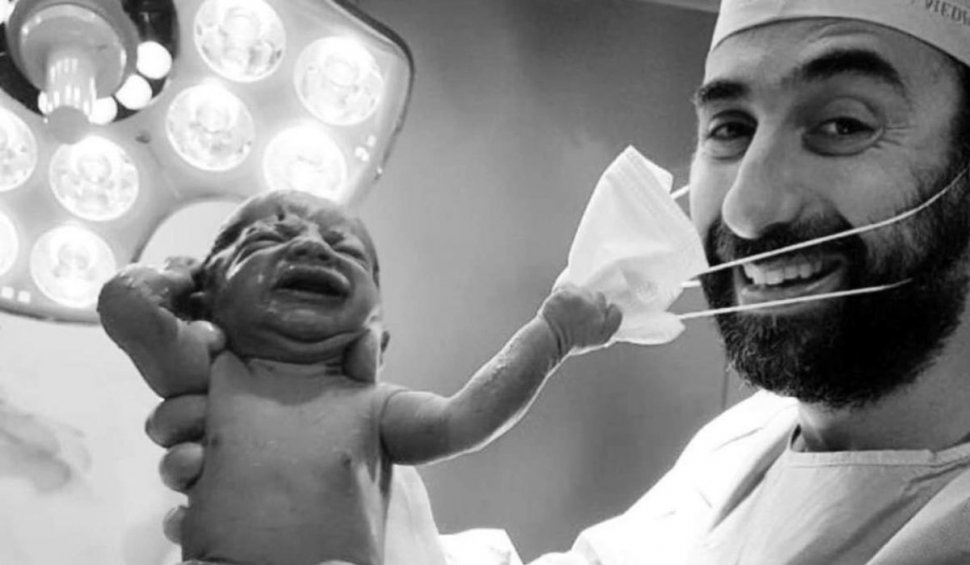 Un nou-născut smulge masca de protecție a medicului, imediat după ce a venit pe lume