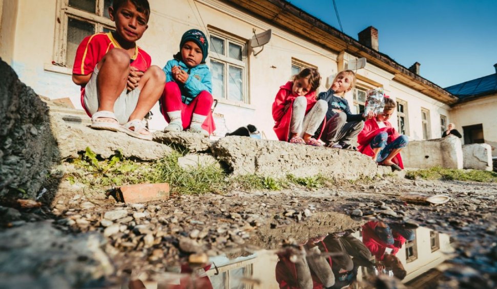 Lecția de viață a celor 30 de copii care trăiesc rupți de lume într-un fost pichet militar din Botoșani