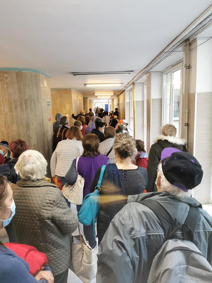 Imagine revoltătoare din spitalul Fundeni. Zeci de bolnavi stau unul lângă altul, în plină pandemie, să facă testul COVID. "Aceasta este doar jumătate din coadă" 681689