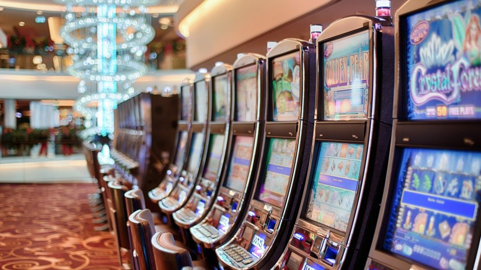Un tânăr care a pierdut la păcănele a distrus 11 aparate de jocuri de noroc