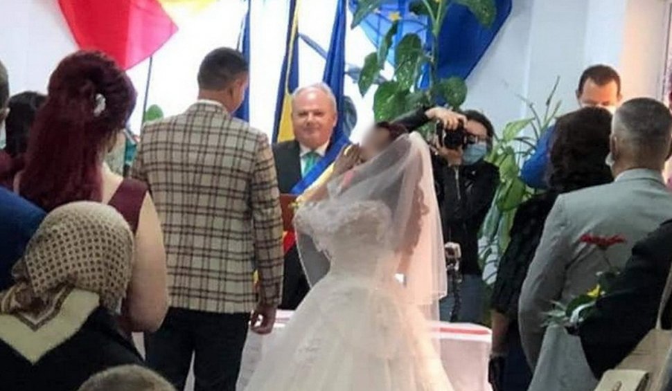 Un primar din Bihor care oficia căsătorii fără să poarte masca din protecţie a fost depistat cu COVID. Mirii ar putea intra în carantină