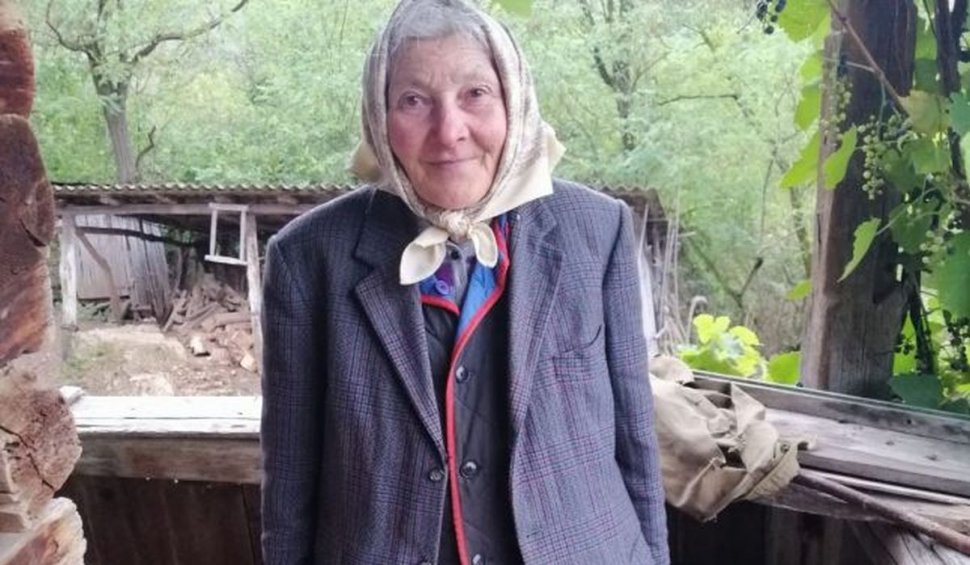 Tanti Fica, bătrânica de 76 de ani care trăieşte cu o pensie de 15 lei, singură, într-un cătun din Apuseni