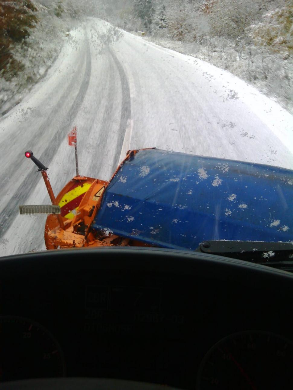 Prima deszăpezire din acest sezon. Ninsoare abundentă şi viscol, în zona montană 682228