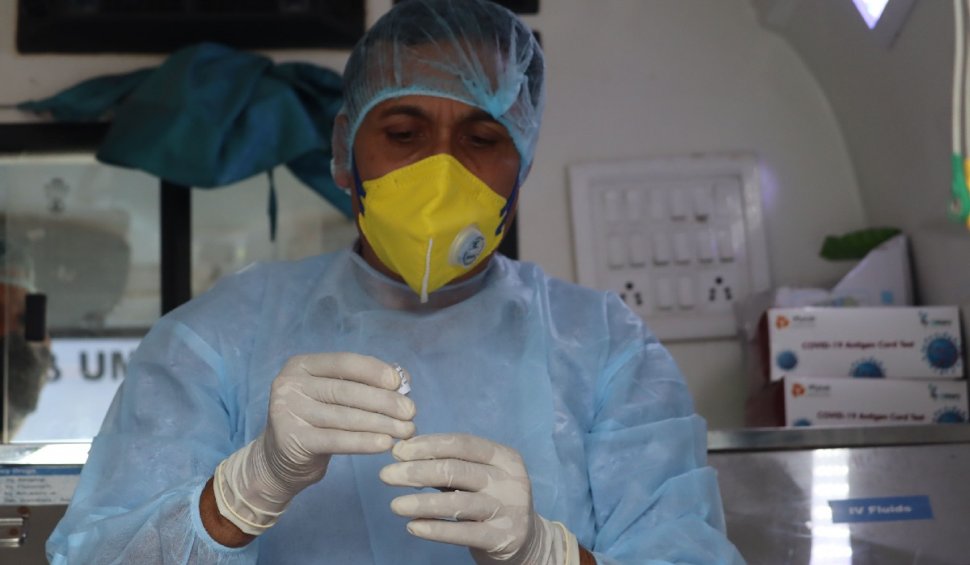 Medic laborant care opera testele SARS-CoV-2 confirmat pozitiv cu Covid la un spital din Bârlad