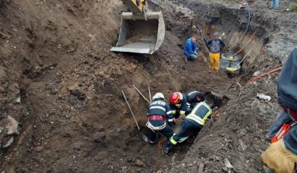 Un mal de pământ s-a surpat peste două persoane, în Râmnicu Vâlcea. Una dintre victime este inconștientă