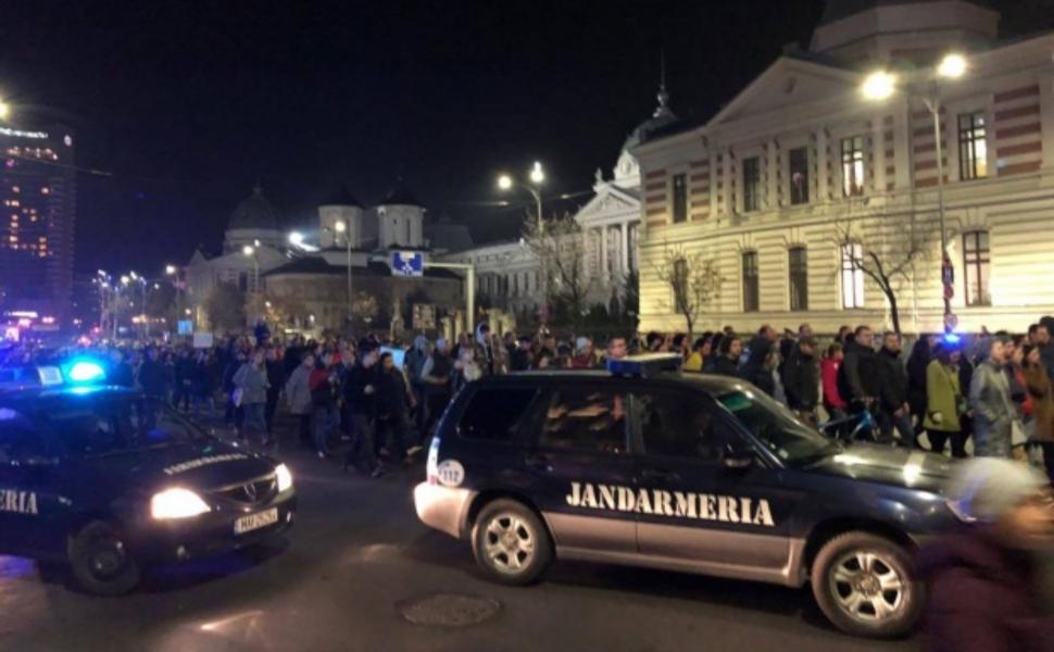 Jandarmii, darnici cu amenzile la protestul din Piața Victoriei. Câți bani au de plătit manifestanții 