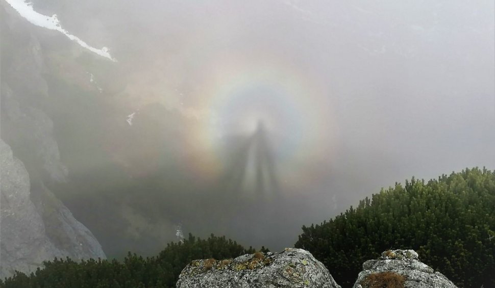 Imagini rare în Munții Bucegi. A fost fotografiat "omul din nori"