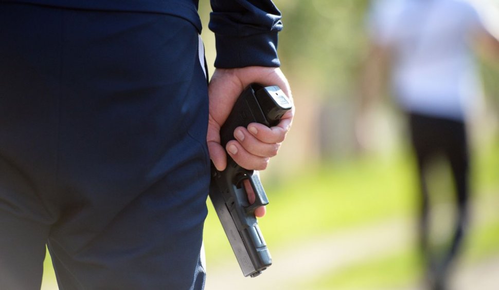 Doi bărbaţi au fost împuşcaţi cu un pistol cu bile de cauciuc, pe o stradă din Constanţa