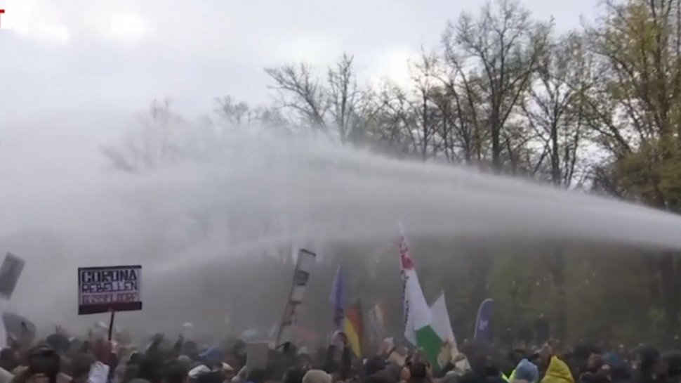 Mii de germani au ieșit în stradă! Protestatarii furioși au cerut relaxarea restricțiilor anti-COVID, dar au primit tunuri cu apă şi gaze lacrimogene