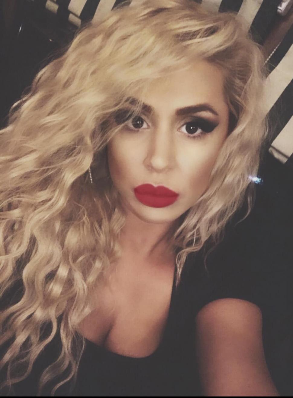 O dansatoare pentru manelişti, angajată la DSP Bucureşti. Salariul pe care îl va lua Emy Florescu 684503