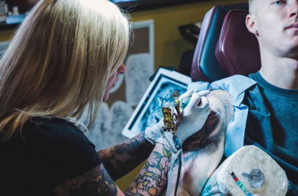 Îndepărtarea tatuajelor cu laser, cea mai bună soluție pentru a nu rămâne cu cicatrici. Medic: ”Culorile deschise ies foarte greu”