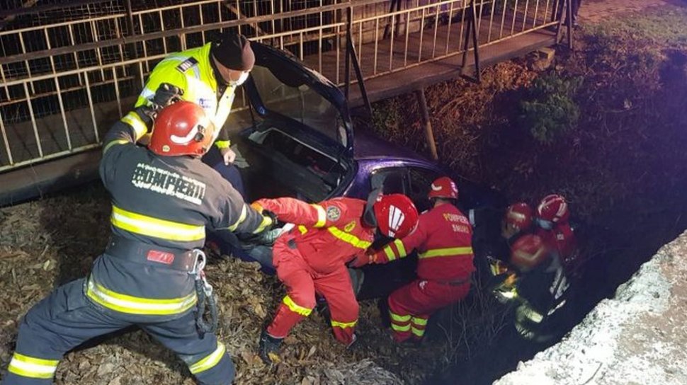Accident în Suceava! Un şofer de 27 de ani a căzut cu maşina în albia unui pârâu