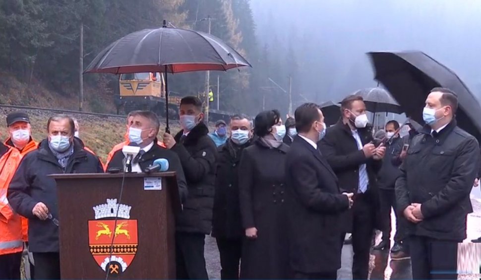 Orban şi Bode, protejaţi de câţiva stopi de ploaie cu umbrela, de SPP (Video)