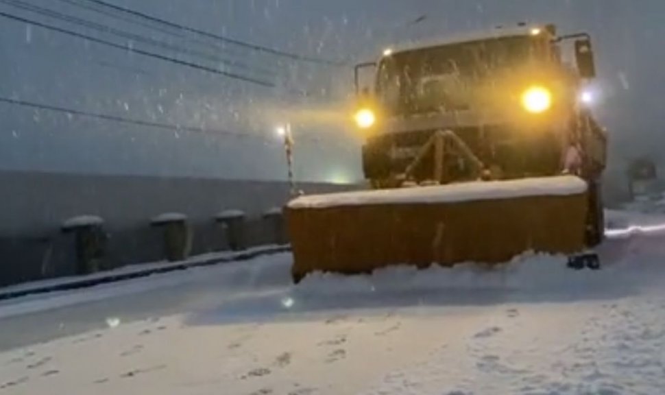 Strat de zăpadă consistent la Rânca, drumarii intervin cu utilajele. 11 județe din țară, sub Cod galben de ninsori 