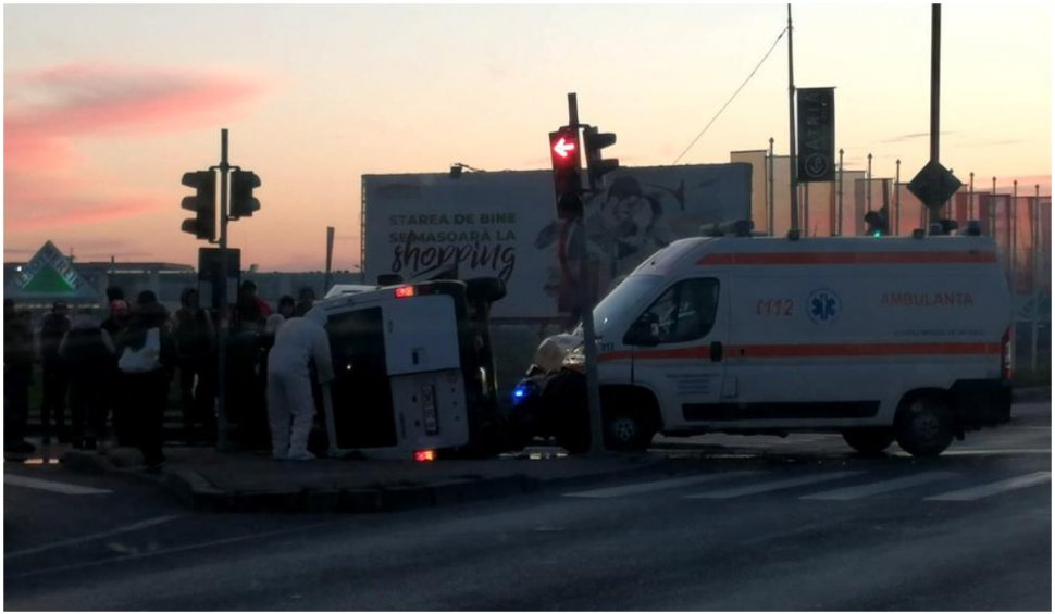 Grav accident în Capitală între un microbuz şi o ambulanţă cu un pacient COVID-19