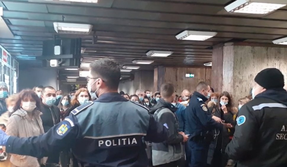 Incident la metrou, aglomeraţie de nedescris în staţii. A fost chemată poliţia. Mii de oameni blocaţi la intrările în subteran