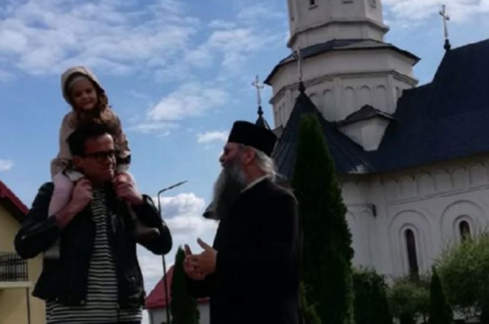 Mihai Gâdea dă o veste extraordinară: Părintele Iustin, tată pentru sute de copii din România, se simte mai bine