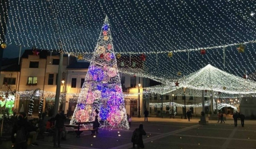 La Craiova, primarul Lia Olguţa Vasilescu i-a invitat pe cetăţeni să aprindă, chiar ei, luminiţele de sărbători