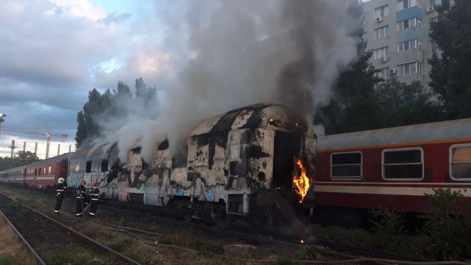 Alertă în Vâlcea! Incendiu la locomotiva unui tren care transporta propilenă