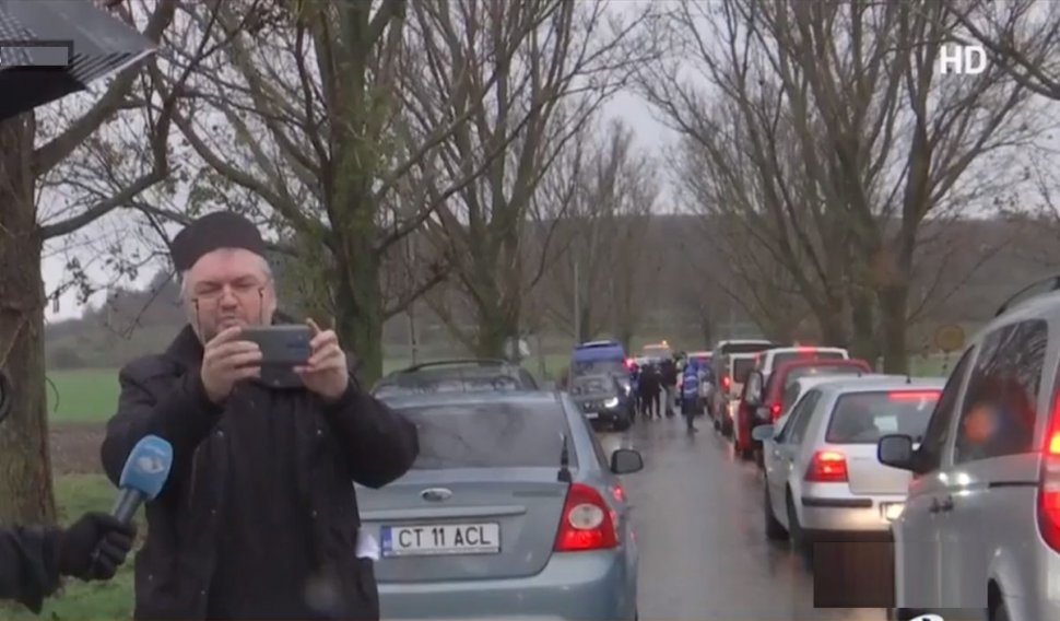 Popă iritat filmează convoiul de maşini cu pelerini care merg la pelerinajul de Sf. Andrei, deşi a fost interzis: "Să le fie ruşine autorităţilor!"