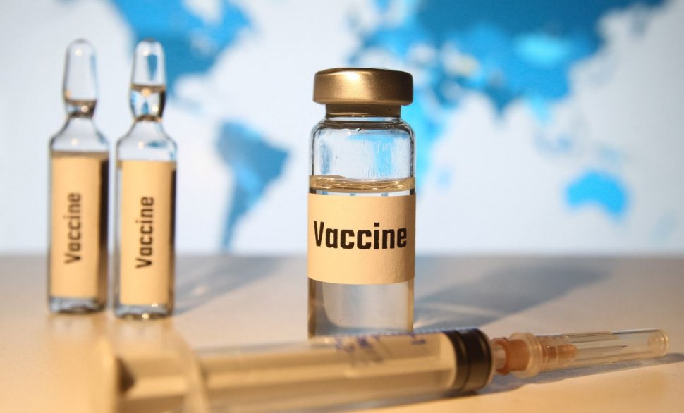 Peste 4.000 de români care lucrează în sistemul medical din UK, printre primii europeni vaccinați
