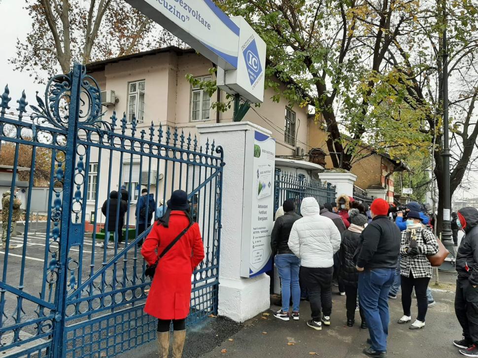 Coadă uriașă pentru urmașul polidinului! Oamenii s-au înghesuit de la 5 dimineața să cumpere medicamentul 685973