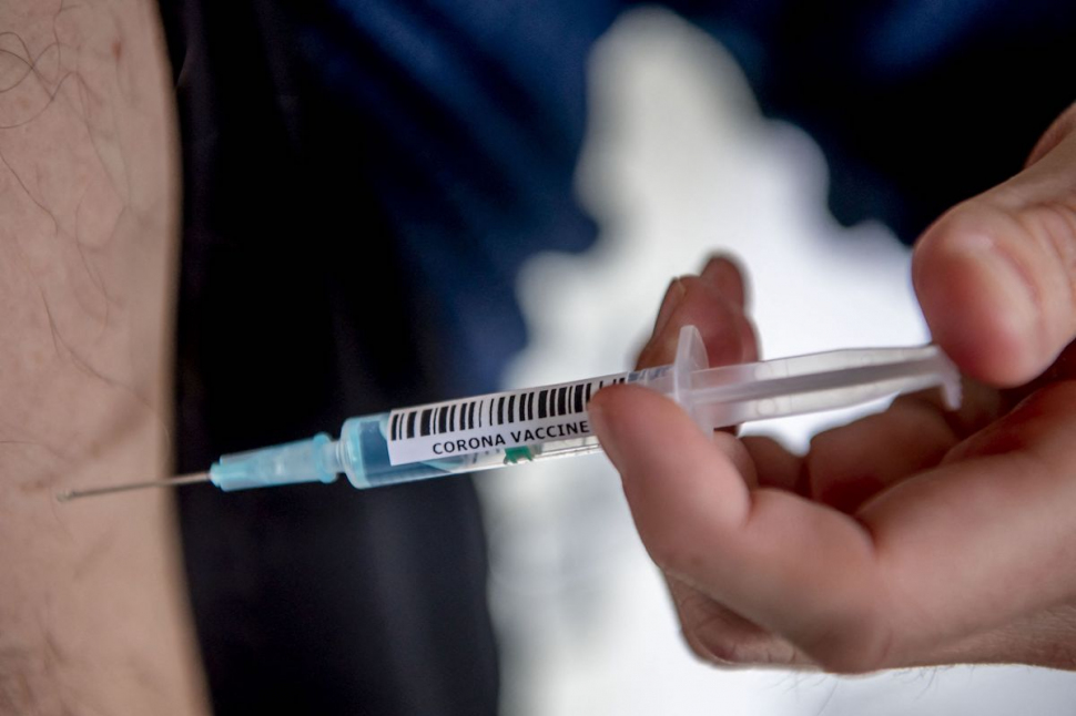 Prima țară din lume care aprobă folosirea vaccinului Pfizer 