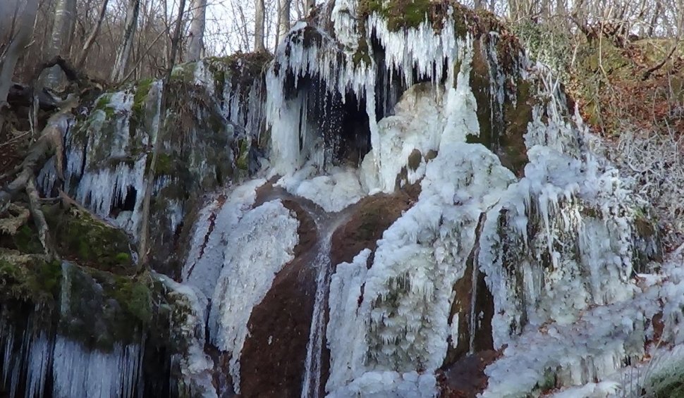 Cascada Modăviţa a îngheţat. Imagini de poveste cu cascada din Munţii Locvei