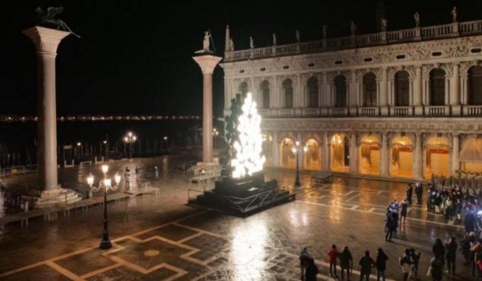 Un brad digital, instalat la Veneția, i-a supărat pe Italieni: "Strică magia sărbătorilor!"