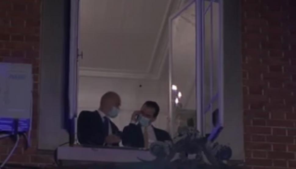 Mesajul ascuns transmis de Ludovic Orban de la fereastra sediului PNL. A ieșit alături de Rareș Bogdan și... 