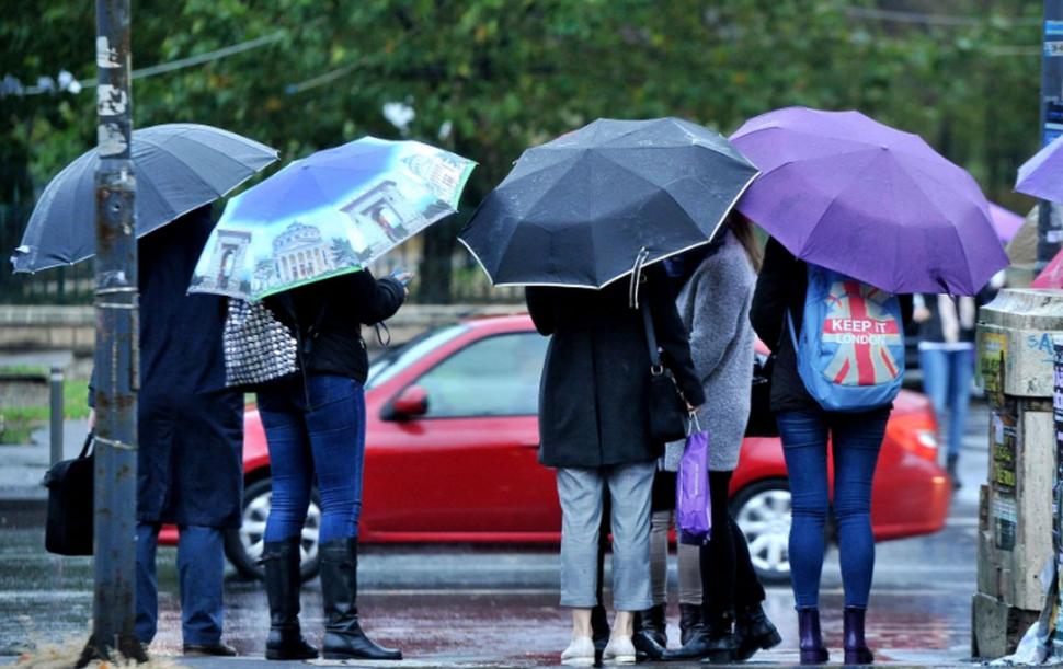 Ploile şi vântul puternic lovesc sudul şi centrul ţării. Anunţul meteorologilor