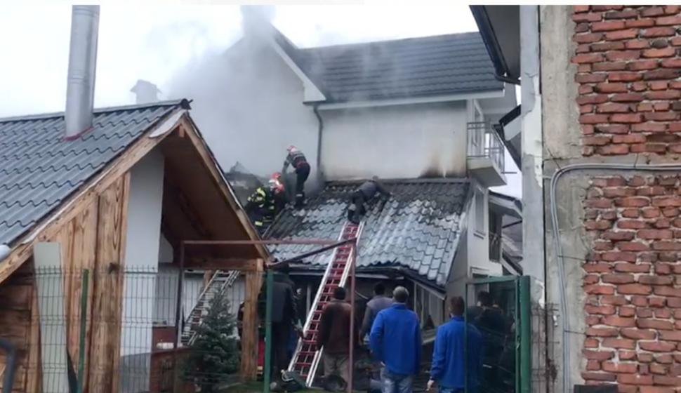 Incendiu la casa primarului din comuna Hârtiești, Argeș. Acoperişul locuinţei a ars 687327
