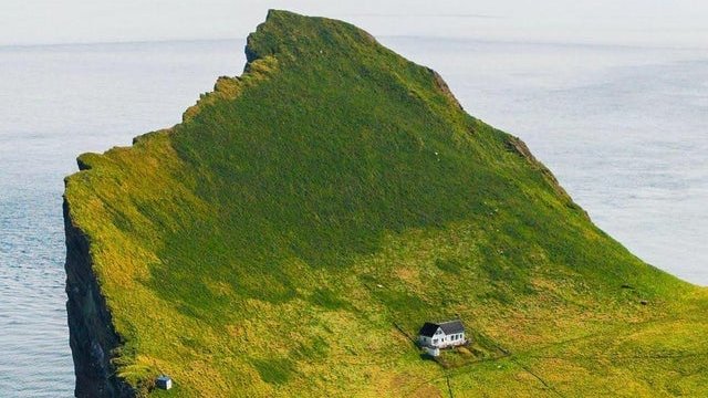 Misterul ''casei fantomă'' de pe insulă! Teoriile sinistre şi controversate care se învârt în jurul ei
