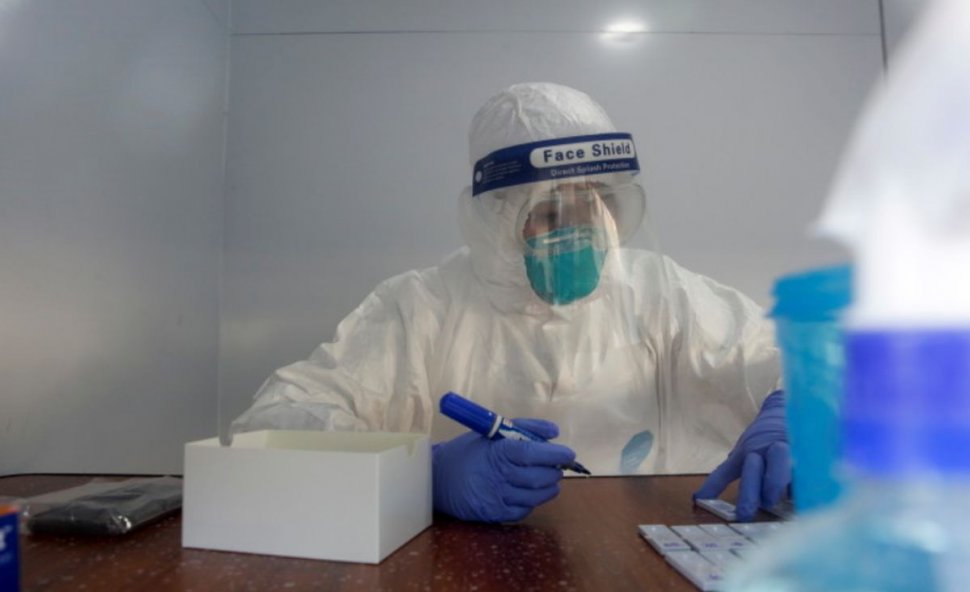 Noua tulpină de coronavirus care se răspândeşte ameninţător în Marea Britanie are mutaţii majore 