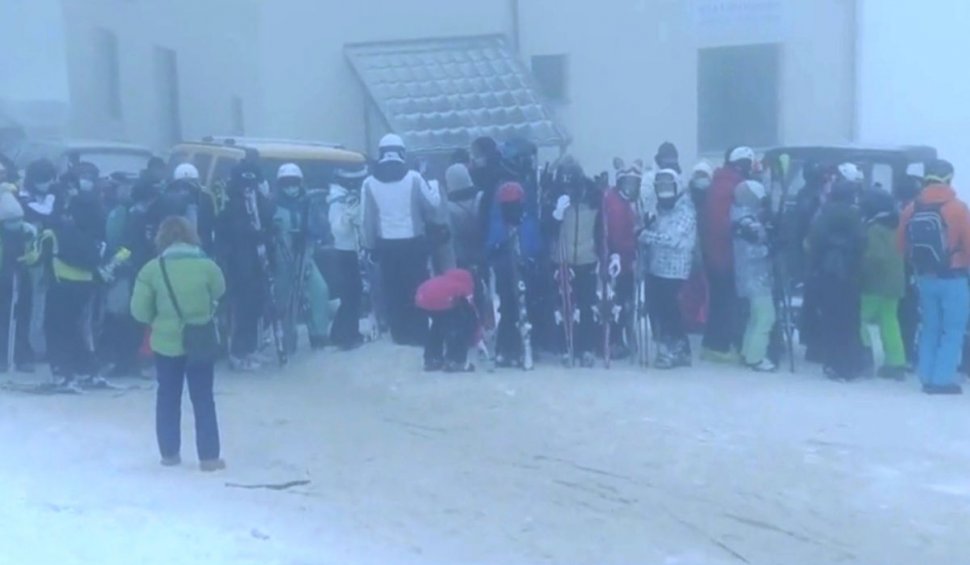Sute de oameni la cozile de la cota 1400, în Sinaia: "Este un balamuc"