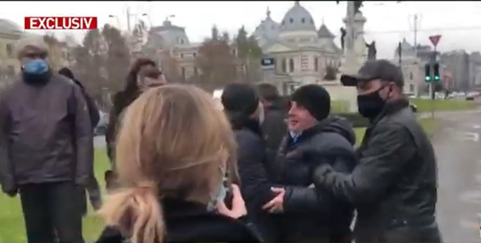Ceremonia lui Klaus Iohannis a fost întreruptă. Un protestatar a fost luat cu duba de jandarmi
