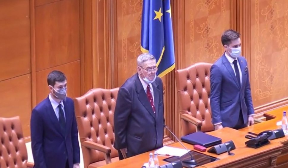 Decanul de vârstă al deputaţilor, Lucian Feodorov (AUR), a prezidat prima şedinţă a Camerei cu masca sub bărbie