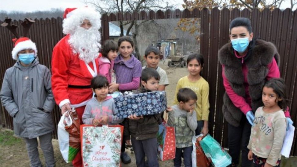 Un lider PSD s-a deghizat în Moș Crăciun și a mers la casele mai multor familii. Cum au reacționat oamenii