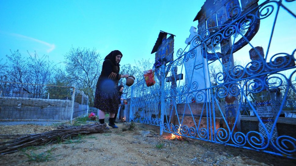 Un bărbat înmormântat pe 10 decembrie a apărut vineri la poarta familiei