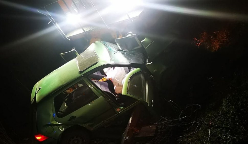 Automobil lovit de tren la limita dintre județele Sibiu și Vâlcea! Salvare miraculoasă în seara de Ajun