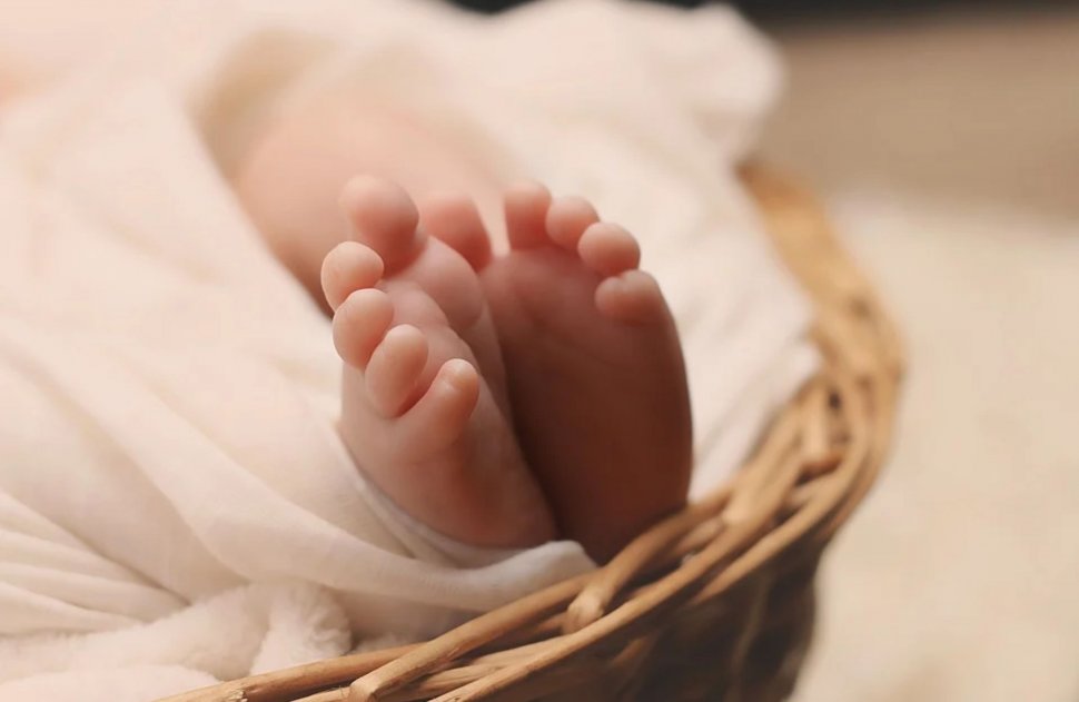 Ce nume a primit bebelușul abandonat pe o stradă din București. Primele imagini cu mama copilului