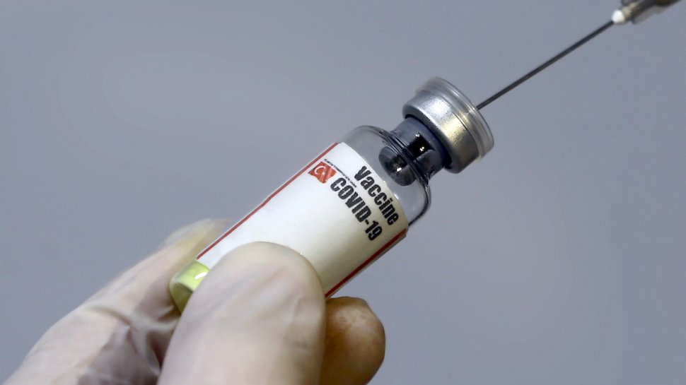 Cum se împarte prima tranșă de doze de vaccinuri între spitale. Numele primilor români care se vaccinează 