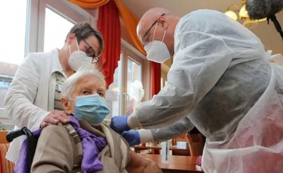 O femeie de 101 ani dintr-un cămin de vârstnici, prima persoană vaccinată în Germania